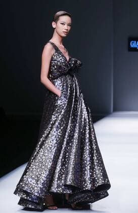 (151027) -- BEIJING, Oct. 27, 2015 -- A model presents a creation of Giada Curti designed by Giada Belfiore during the China Fashion Week in Beijing, capital of China, Oct. 27, 2015. ) (yxb) CHINA-BEIJING-FASHION WEEK(CN) ChenxJiannan 