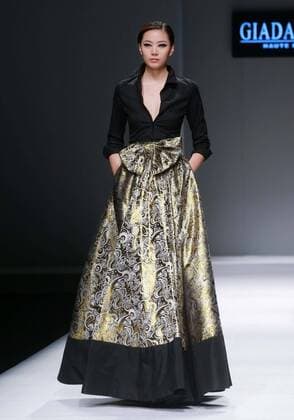 (151027) -- BEIJING, Oct. 27, 2015 -- A model presents a creation of Giada Curti designed by Giada Belfiore during the China Fashion Week in Beijing, capital of China, Oct. 27, 2015. ) (yxb) CHINA-BEIJING-FASHION WEEK(CN) ChenxJiannan 