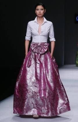 (151027) -- BEIJING, Oct. 27, 2015 -- A model presents a creation of Giada Curti designed by Giada Belfiore during the China Fashion Week in Beijing, capital of China, Oct. 27, 2015. ) (yxb) CHINA-BEIJING-FASHION WEEK(CN) ChenxJiannan 