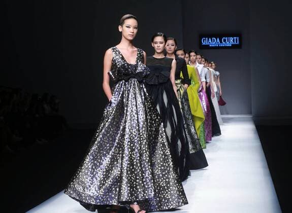 (151027) -- BEIJING, Oct. 27, 2015 -- Models present creations of Giada Curti designed by Giada Belfiore during the China Fashion Week in Beijing, capital of China, Oct. 27, 2015. ) (yxb) CHINA-BEIJING-FASHION WEEK(CN) ChenxJiannan 