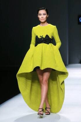 (151027) -- BEIJING, Oct. 27, 2015 -- A model presents a creation of Giada Curti designed by Giada Belfiore during the China Fashion Week in Beijing, capital of China, Oct. 27, 2015. ) (yxb) CHINA-BEIJING-FASHION WEEK(CN) ChenxJiannan 