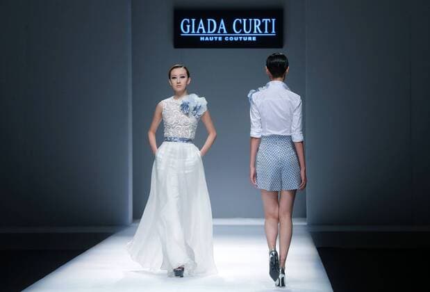 (151027) -- BEIJING, Oct. 27, 2015 -- Models present creations of Giada Curti designed by Giada Belfiore during the China Fashion Week in Beijing, capital of China, Oct. 27, 2015. ) (yxb) CHINA-BEIJING-FASHION WEEK(CN) ChenxJiannan 
