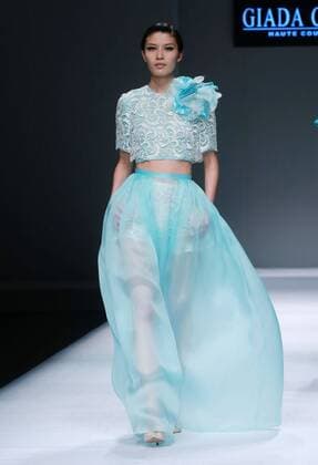 (151027) -- BEIJING, Oct. 27, 2015 -- A model presents a creation of Giada Curti designed by Giada Belfiore during the China Fashion Week in Beijing, capital of China, Oct. 27, 2015. ) (yxb) CHINA-BEIJING-FASHION WEEK(CN) ChenxJiannan 