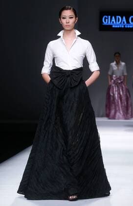 (151027) -- BEIJING, Oct. 27, 2015 -- A model presents a creation of Giada Curti designed by Giada Belfiore during the China Fashion Week in Beijing, capital of China, Oct. 27, 2015. ) (yxb) CHINA-BEIJING-FASHION WEEK(CN) ChenxJiannan 
