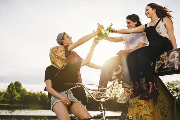 Friends hanging out together at the waterside model released Symbolfoto  GCF000079
