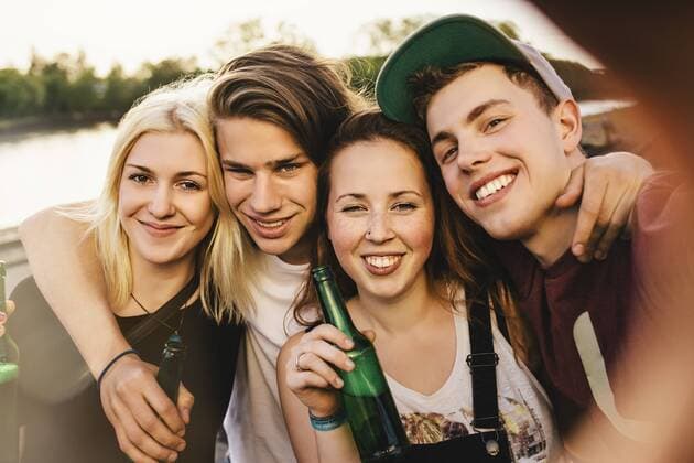 Friends taking a selfie with beer bottles model released Symbolfoto  GCF000082