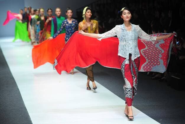 (151027) -- JAKARTA, Oct. 27, 2015 -- Models present creations by Indonesian designer Obin during the Jakarta Fashion Week 2016 in Jakarta, Indonesia, Oct. 27, 2015. ) INDONESIA-JAKARTA-FASHION WEEK Zulkarnain 