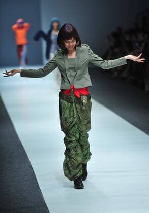 (151027) -- JAKARTA, Oct. 27, 2015 -- A model presents a creation by Indonesian designer Obin during the Jakarta Fashion Week 2016 in Jakarta, Indonesia, Oct. 27, 2015. ) INDONESIA-JAKARTA-FASHION WEEK Zulkarnain 