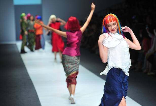 (151027) -- JAKARTA, Oct. 27, 2015 -- Models present creations by Indonesian designer Obin during the Jakarta Fashion Week 2016 in Jakarta, Indonesia, Oct. 27, 2015. ) INDONESIA-JAKARTA-FASHION WEEK Zulkarnain 
