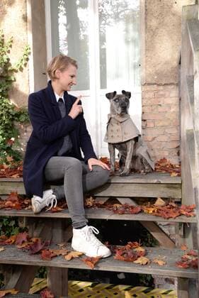 Das Berliner Start-up ãhappystaffy.meÒ bietet maßgeschneiderte Mode für den Hund. Gründerin Alexandra Bettin (36) mit Hündin Chica (12) in Trench Mantel für 149 Euro.