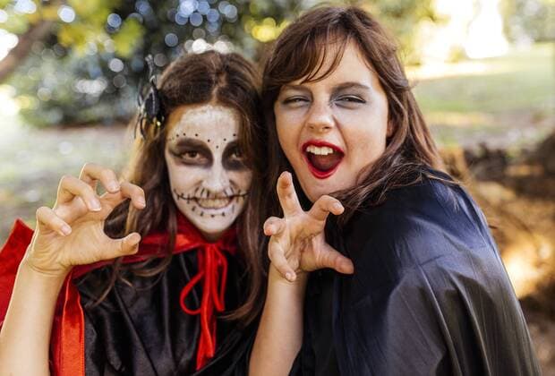 IMAGO Creative: Herbst, Happy Halloween Portrait of two masquerade girls at Halloween model released Symbolfoto  MGOF000742