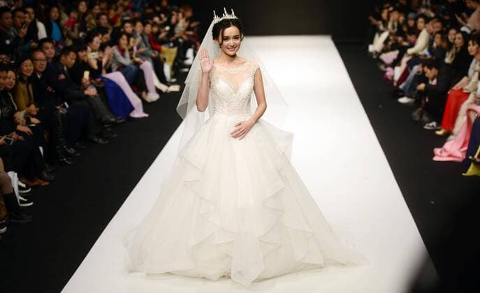 A model presents a wedding dress designed by Wei Xinkun during the China Fashion Week in Beijing, capital of China, Oct. 27, 2015.) (ry) CHINA-BEIJING-FASHION WEEK (CN) zhaoxXiaoming 