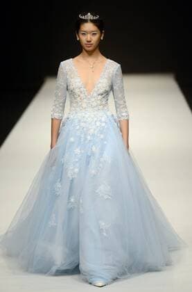 A model presents a wedding dress designed by Wei Xinkun during the China Fashion Week in Beijing, capital of China, Oct. 27, 2015.) (ry) CHINA-BEIJING-FASHION WEEK (CN) zhaoxXiaoming 