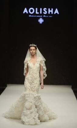 A model presents a wedding dress designed by Wei Xinkun during the China Fashion Week in Beijing, capital of China, Oct. 27, 2015.) (ry) CHINA-BEIJING-FASHION WEEK (CN) zhaoxXiaoming 