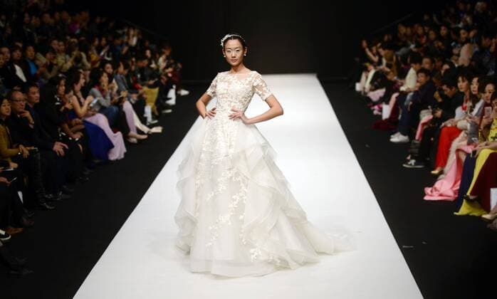 A model presents a wedding dress designed by Wei Xinkun during the China Fashion Week in Beijing, capital of China, Oct. 27, 2015.) (ry) CHINA-BEIJING-FASHION WEEK (CN) zhaoxXiaoming 