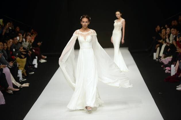 A model presents a wedding dress designed by Wei Xinkun during the China Fashion Week in Beijing, capital of China, Oct. 27, 2015.) (ry) CHINA-BEIJING-FASHION WEEK (CN) zhaoxXiaoming 