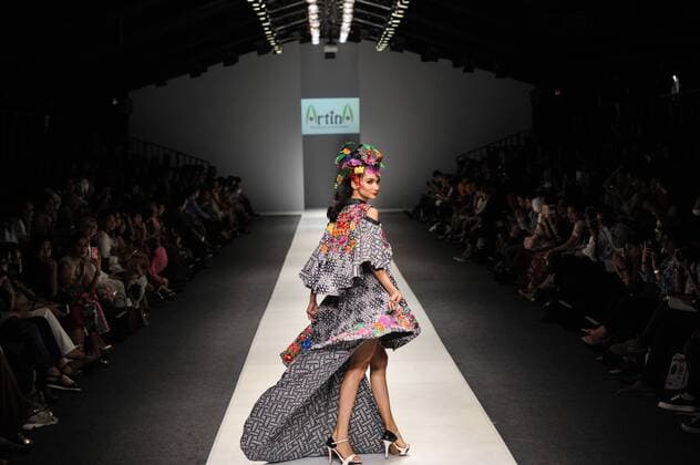 (151028) -- JAKARTA, Oct. 28, 2015 -- A model presents a creation by Indonesian designer Artina on the Jakarta Fashion Week 2016 in Jakarta, Indonesia, Oct. 28, 2015. ) INDONESIA-JAKARTA-FASHION WEEK VerixSanovri 