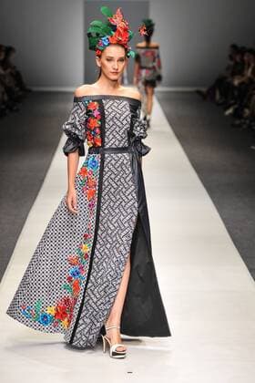(151028) -- JAKARTA, Oct. 28, 2015 -- A model presents a creation by Indonesian designer Artina on the Jakarta Fashion Week 2016 in Jakarta, Indonesia, Oct. 28, 2015. ) INDONESIA-JAKARTA-FASHION WEEK VerixSanovri 