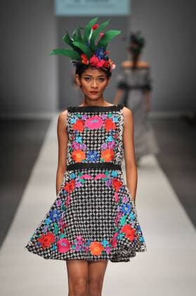 (151028) -- JAKARTA, Oct. 28, 2015 -- A model presents a creation by Indonesian designer Artina on the Jakarta Fashion Week 2016 in Jakarta, Indonesia, Oct. 28, 2015. ) INDONESIA-JAKARTA-FASHION WEEK VerixSanovri 