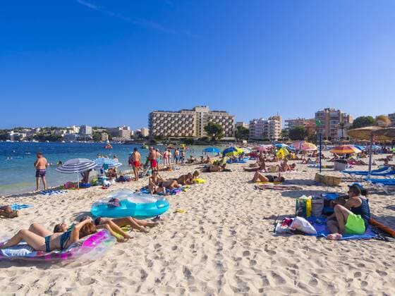 Spain, Baleares, Mallorca, Magaluf, view to bustling beach  AM004209