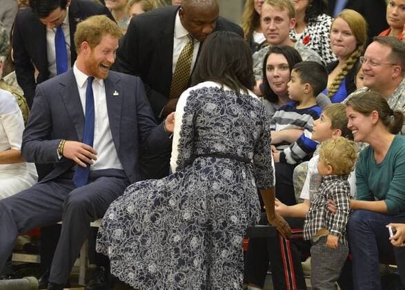 HRH Prince Harry (L) greets children and guests along with First Lady Michelle Obama (R) as they arrive for a basketball game by wounded service members, October 28, 2015, at Ft. Belvoir, Virginia. The event is a celebration of the Joining Forces Initiative and the upcoming 2016 Invictus Games in Orlando, Florida, in which wounded military personnel compete in sporting competition.  WAP20151028503 MIKExTHEILER Michelle Obama und Prinz Harry besuchen Basketballspiel von Kriegsveteranen in Virginia, USA