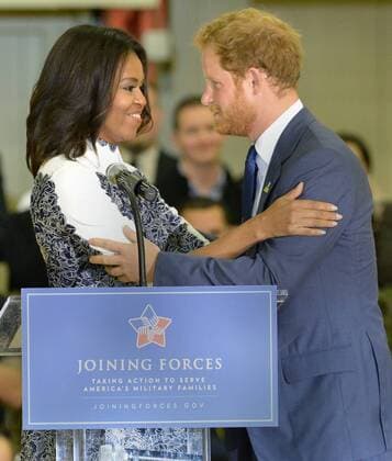 HRH Prince Harry (R) and First Lady Michelle Obama embrace prior to a basketball game by wounded service members, October 28, 2015, at Ft. Belvoir, Virginia. The event is a celebration of the Joining Forces Initiative and the upcoming 2016 Invictus Games in Orlando, Florida, in which wounded military personnel compete in sporting competition.  WAP20151028504 MIKExTHEILER Michelle Obama und Prinz Harry besuchen Basketballspiel von Kriegsveteranen in Virginia, USA