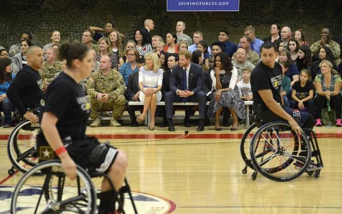 HRH Prince Harry (C), First Lady Michelle Obama (R) and Dr. Jill Biden watch from the sidelines a basketball game by wounded service members, October 28, 2015, at Ft. Belvoir, Virginia. The event is a celebration of the Joining Forces Initiative and the upcoming 2016 Invictus Games in Orlando, Florida, in which wounded military personnel compete in sporting competition.  WAP20151028508 MIKExTHEILER Michelle Obama und Prinz Harry besuchen Basketballspiel von Kriegsveteranen in Virginia, USA