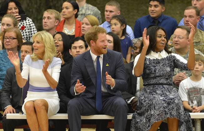 HRH Prince Harry (C), First Lady Michelle Obama (R) and Dr. Jill Biden cheers from the sidelines during a basketball game by wounded service members, October 28, 2015, at Ft. Belvoir, Virginia. The event is a celebration of the Joining Forces Initiative and the upcoming 2016 Invictus Games in Orlando, Florida, in which wounded military personnel compete in sporting competition.  WAP20151028509 MIKExTHEILER Michelle Obama und Prinz Harry besuchen Basketballspiel von Kriegsveteranen in Virginia, USA