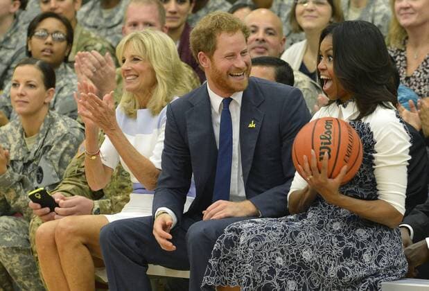 HRH Prince Harry (C) laughs as First Lady Michelle Obama (R) reacts after he gave her a ball which landed out of bounds as Dr. Jill Biden (L) cheers during a basketball game by wounded service members, October 28, 2015, at Ft. Belvoir, Virginia. The event is a celebration of the Joining Forces Initiative and the upcoming 2016 Invictus Games in Orlando, Florida, in which wounded military personnel compete in sporting competition.  WAP20151028510 MIKExTHEILER Michelle Obama und Prinz Harry besuchen Basketballspiel von Kriegsveteranen in Virginia, USA