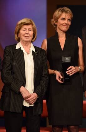 Ilse Friedichs und Marietta Slomka, l-r, posieren am 28.10.2015 in Köln bei der Verleihung des Hanns Joachim Friedrichs Preis 2015.