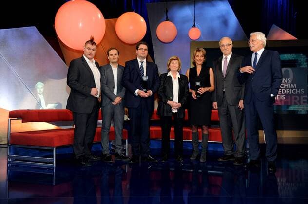 Der Publizist Sascha Lobo, l-r, der Förderpreisträger, Preisträger Eliot Higgins, Ilse Friedrichs, Marietta Slomka, Fritz Pleitgen und Thomas Roth posieren am 28.10.2015 in Köln bei der Verleihung des Hanns Joachim Friedrichs Preis 2015.