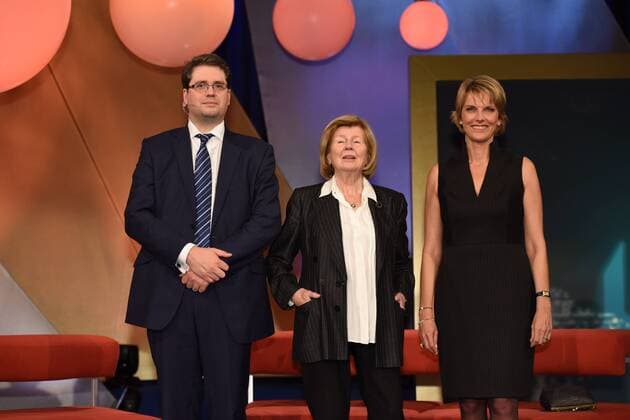 Die Preisträger der britische Journalist Eliot Higgins (l) und die ZDF Journalistin Marietta Slomka (r) und Ilse Friedrichs (m) posieren am 28.10.2015 in Köln bei der Verleihung des Hanns Joachim Friedrichs Preis 2015.