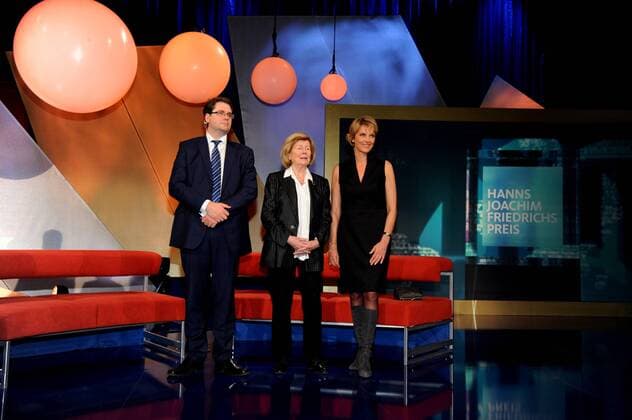 Die Preisträger der britische Journalist Eliot Higgins (l) und die ZDF Journalistin Marietta Slomka (r) und Ilse Friedrichs (m) posieren am 28.10.2015 in Köln bei der Verleihung des Hanns Joachim Friedrichs Preis 2015.
