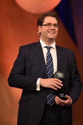Der Preisträger, der britische Journalist Eliot Higgins posieren am 28.10.2015 in Köln bei der Verleihung des Hanns Joachim Friedrichs Preis 2015.