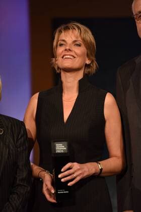 Die Journalistin und Preisträgerin Marietta Slomka posiert am 28.10.2015 in Köln bei der Verleihung des Hanns Joachim Friedrichs Preis 2015.