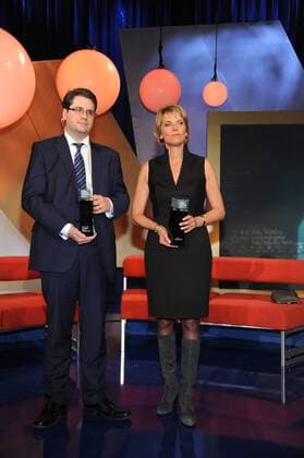 Die Preisträger der britische Journalist Eliot Higgins und die ZDF Journalistin Marietta Slomka posieren am 28.10.2015 in Köln bei der Verleihung des Hanns Joachim Friedrichs Preis 2015.