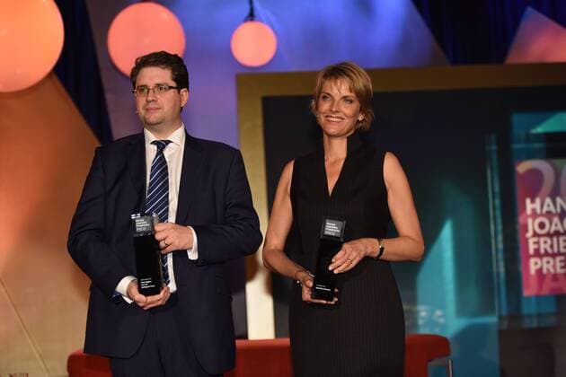 Die Preisträger der britische Journalist Eliot Higgins und die ZDF Journalistin Marietta Slomka posieren am 28.10.2015 in Köln bei der Verleihung des Hanns Joachim Friedrichs Preis 2015.