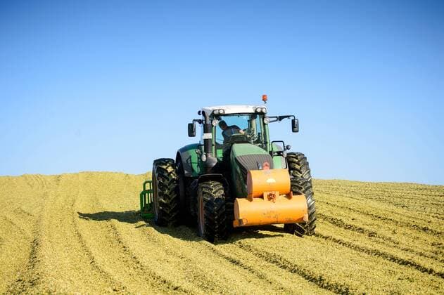 IMAGO Nature: Unsere Erde, Energiequellen, Biomasse Traktoren schieben am 12.10.2015 in einer Biogas-Analge in der Nähe von Nossen (Sachsen) gehäckselte Maispflanzen in einem Silo zu einem Berg zusammen.