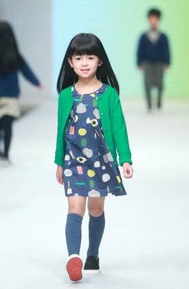 BEIJING, Oct. 28, 2015 -- A child model presents a creation designed by Li Lieqing at the M.latin Children s Wear Collection during the China Fashion Week in Beijing, capital of China, Oct. 28, 2015. ) (ry) CHINA-BEIJING-FASHION WEEK (CN) ChenxJiannan 
