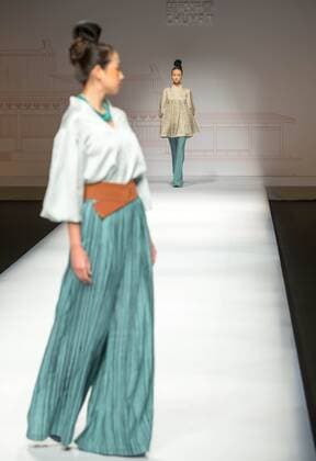 BEIJING, Oct. 28, 2015 -- A model presents a creation designed by Chu Yan during the China Fashion Week in Beijing, capital of China, Oct. 28, 2015. ) (ry) CHINA-BEIJING-FASHION WEEK (CN) LixJianbo 