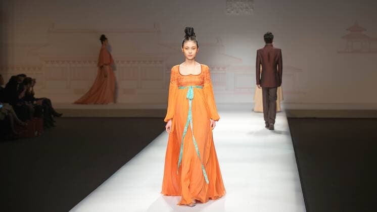 BEIJING, Oct. 28, 2015 -- A model presents a creation designed by Chu Yan during the China Fashion Week in Beijing, capital of China, Oct. 28, 2015. ) (ry) CHINA-BEIJING-FASHION WEEK (CN) LixJianbo 
