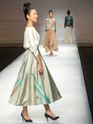 BEIJING, Oct. 28, 2015 -- A model presents a creation designed by Chu Yan during the China Fashion Week in Beijing, capital of China, Oct. 28, 2015. ) (ry) CHINA-BEIJING-FASHION WEEK (CN) LixJianbo 