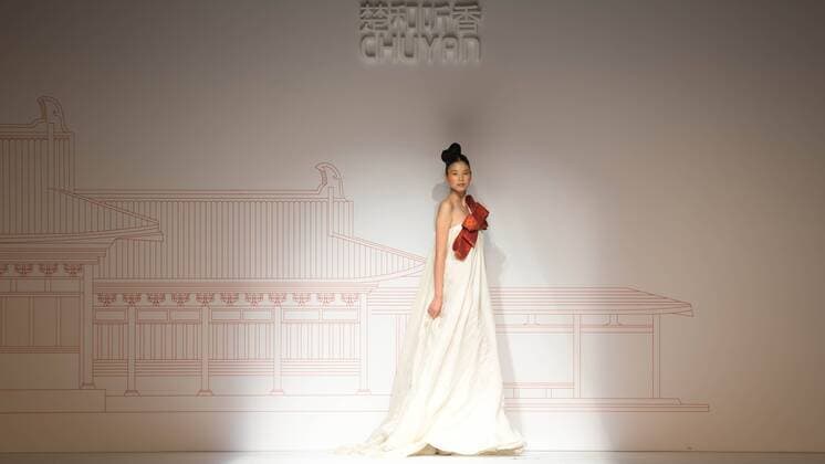 BEIJING, Oct. 28, 2015 -- A model presents a creation designed by Chu Yan during the China Fashion Week in Beijing, capital of China, Oct. 28, 2015. ) (ry) CHINA-BEIJING-FASHION WEEK (CN) LixJianbo 