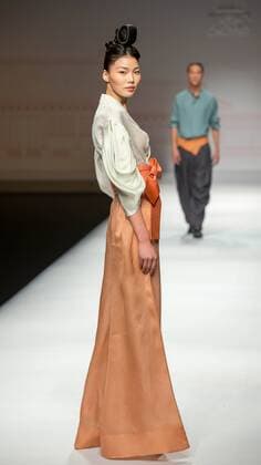 BEIJING, Oct. 28, 2015 -- A model presents a creation designed by Chu Yan during the China Fashion Week in Beijing, capital of China, Oct. 28, 2015. ) (ry) CHINA-BEIJING-FASHION WEEK (CN) LixJianbo 
