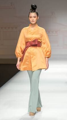 BEIJING, Oct. 28, 2015 -- A model presents a creation designed by Chu Yan during the China Fashion Week in Beijing, capital of China, Oct. 28, 2015. ) (ry) CHINA-BEIJING-FASHION WEEK (CN) LixJianbo 