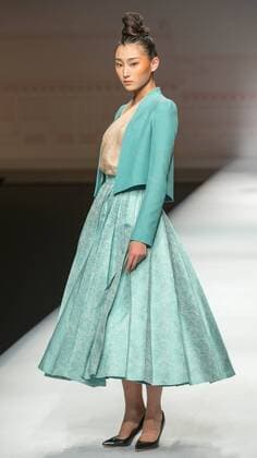 BEIJING, Oct. 28, 2015 -- A model presents a creation designed by Chu Yan during the China Fashion Week in Beijing, capital of China, Oct. 28, 2015. ) (ry) CHINA-BEIJING-FASHION WEEK (CN) LixJianbo 