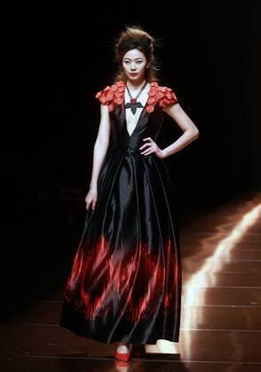 BEIJING, CHINA - OCTOBER 28: (CHINA OUT) A model showcases designs on the runway at Silk Road Star Cheng Yingfen Collection during the Mercedes-Benz China Fashion Week Spring Summer 2016 at Beijing Hotel on October 28, 2015 in Beijing, China.  CFP475064600