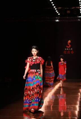 BEIJING, CHINA - OCTOBER 28: (CHINA OUT) A model showcases designs on the runway at Silk Road Star Cheng Yingfen Collection during the Mercedes-Benz China Fashion Week Spring Summer 2016 at Beijing Hotel on October 28, 2015 in Beijing, China.  CFP475064622