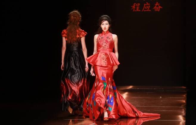 BEIJING, CHINA - OCTOBER 28: (CHINA OUT) Models showcase designs on the runway at Silk Road Star Cheng Yingfen Collection during the Mercedes-Benz China Fashion Week Spring Summer 2016 at Beijing Hotel on October 28, 2015 in Beijing, China.  CFP475064589