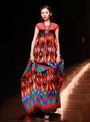BEIJING, CHINA - OCTOBER 28: (CHINA OUT) A model showcases designs on the runway at Silk Road Star Cheng Yingfen Collection during the Mercedes-Benz China Fashion Week Spring Summer 2016 at Beijing Hotel on October 28, 2015 in Beijing, China.  CFP475064597